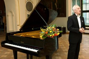 Juliusz Adamowski recalled a brief history of the "Liszt Evenings".  Photo by Roman Baran.